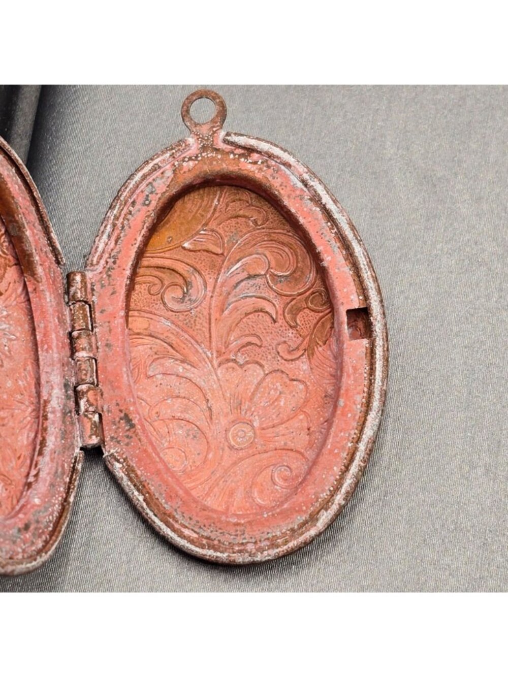 VTG Floral Engraved Oval Locket Pendant 1 5/8" Copper Alloy Art Nouveau Revival - Picture 6 of 10